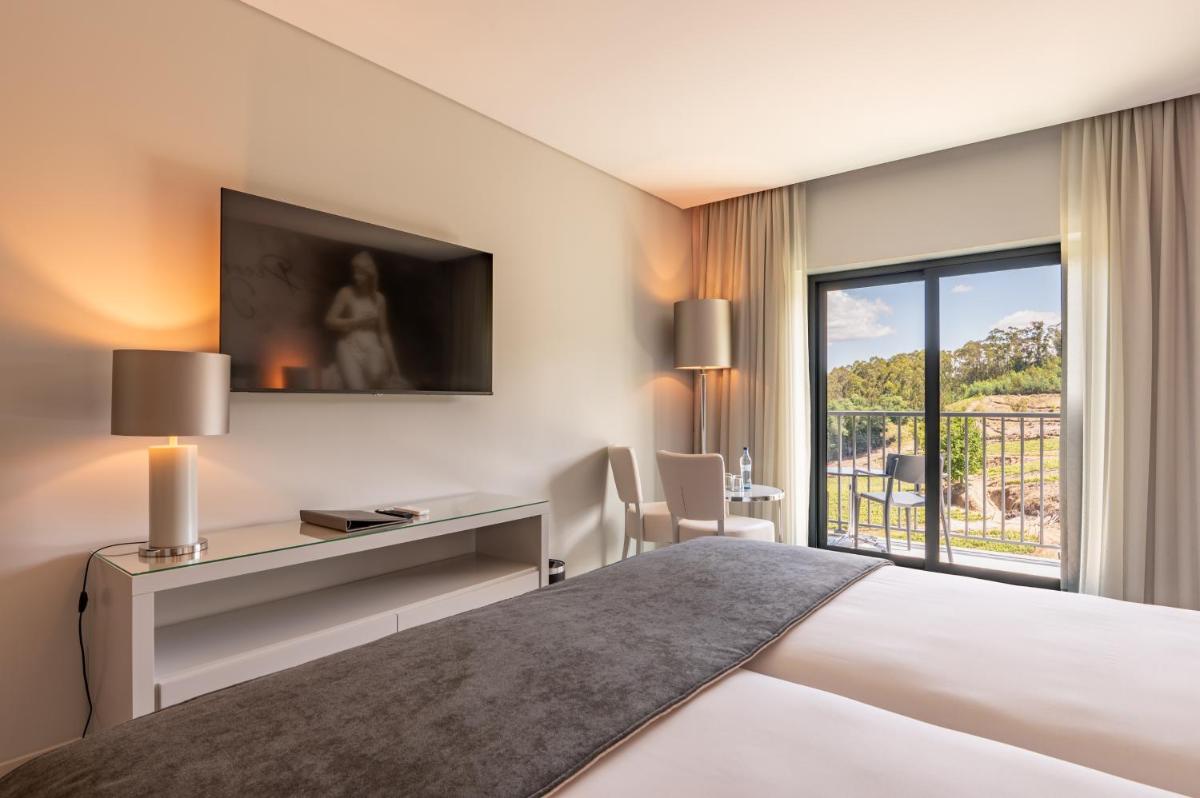 um quarto de hotel com uma cama e uma janela em Vila Gale Collection Ponte de Lima em Ponte de Lima mais 40 fotografias