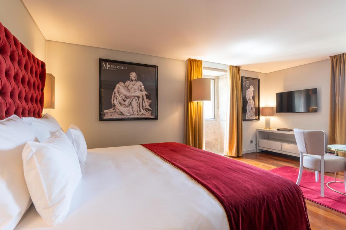 Uma cama ou camas num quarto em Vila Gale Collection Ponte de Lima