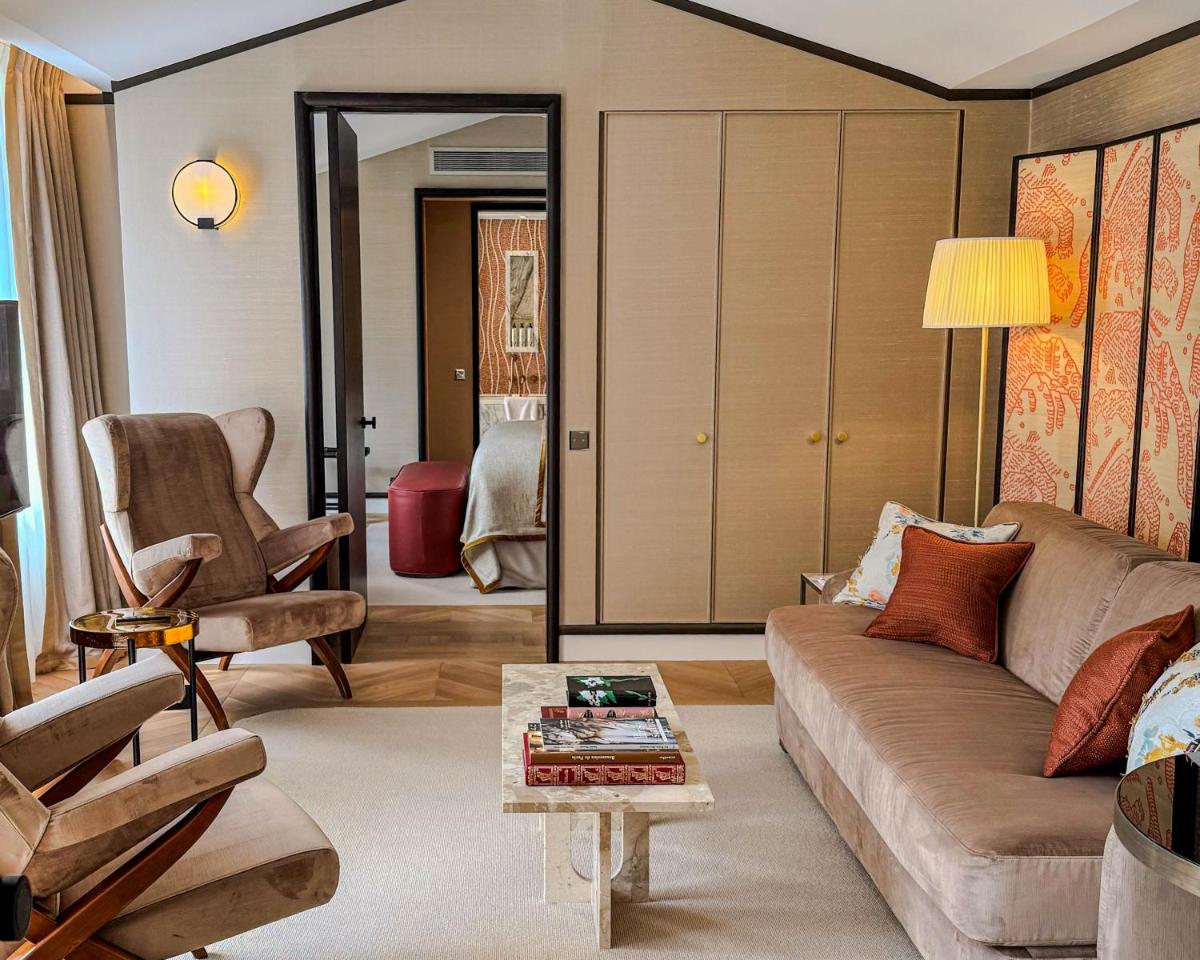 Coin salon dans l'établissement Hôtel De Sers Champs Elysées Paris
