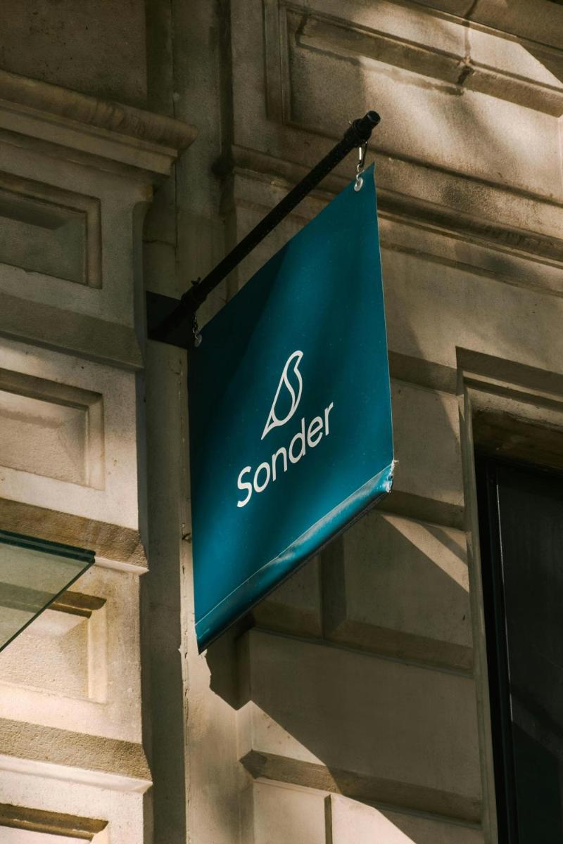 una señal colgando en el lateral de un edificio en Paseo de Gracia Hotel, Sonder by Marriott Bonvoy, en Barcelona