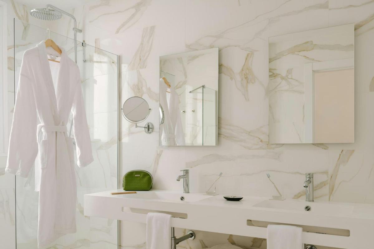Un baño de Paseo de Gracia Hotel, Sonder by Marriott Bonvoy