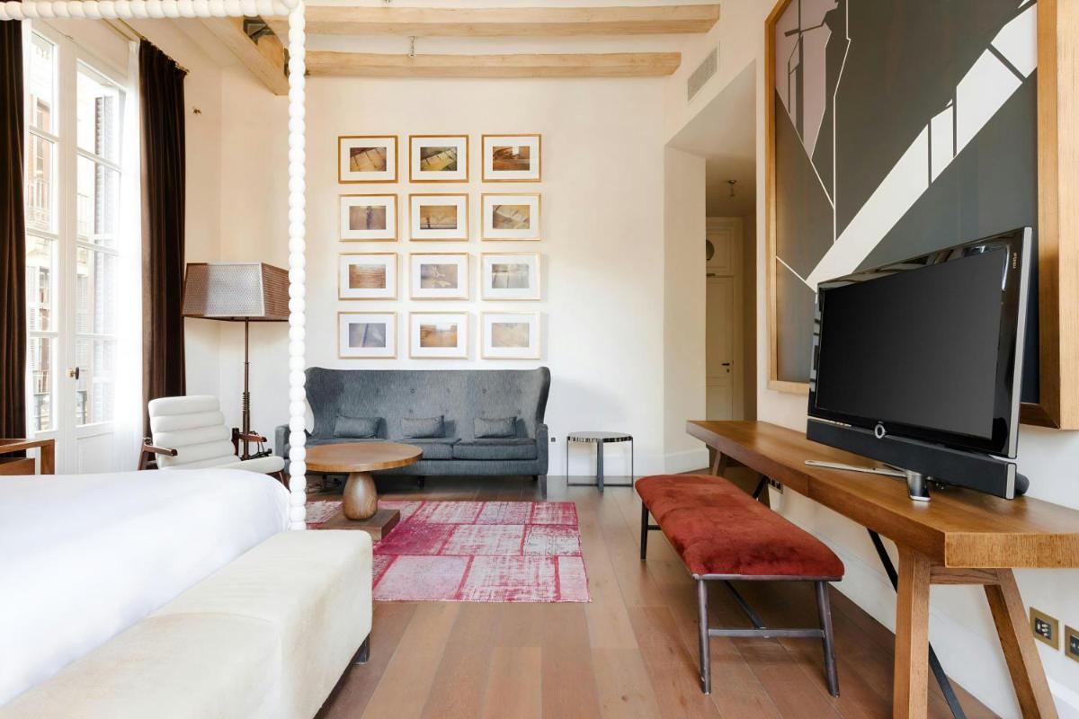 Una sala de estar con un sofá blanco y un televisor de pantalla plana. en DO Plaça Reial Hotel Gothic Quarter, Sonder by Marriott Bonvoy, en Barcelona
