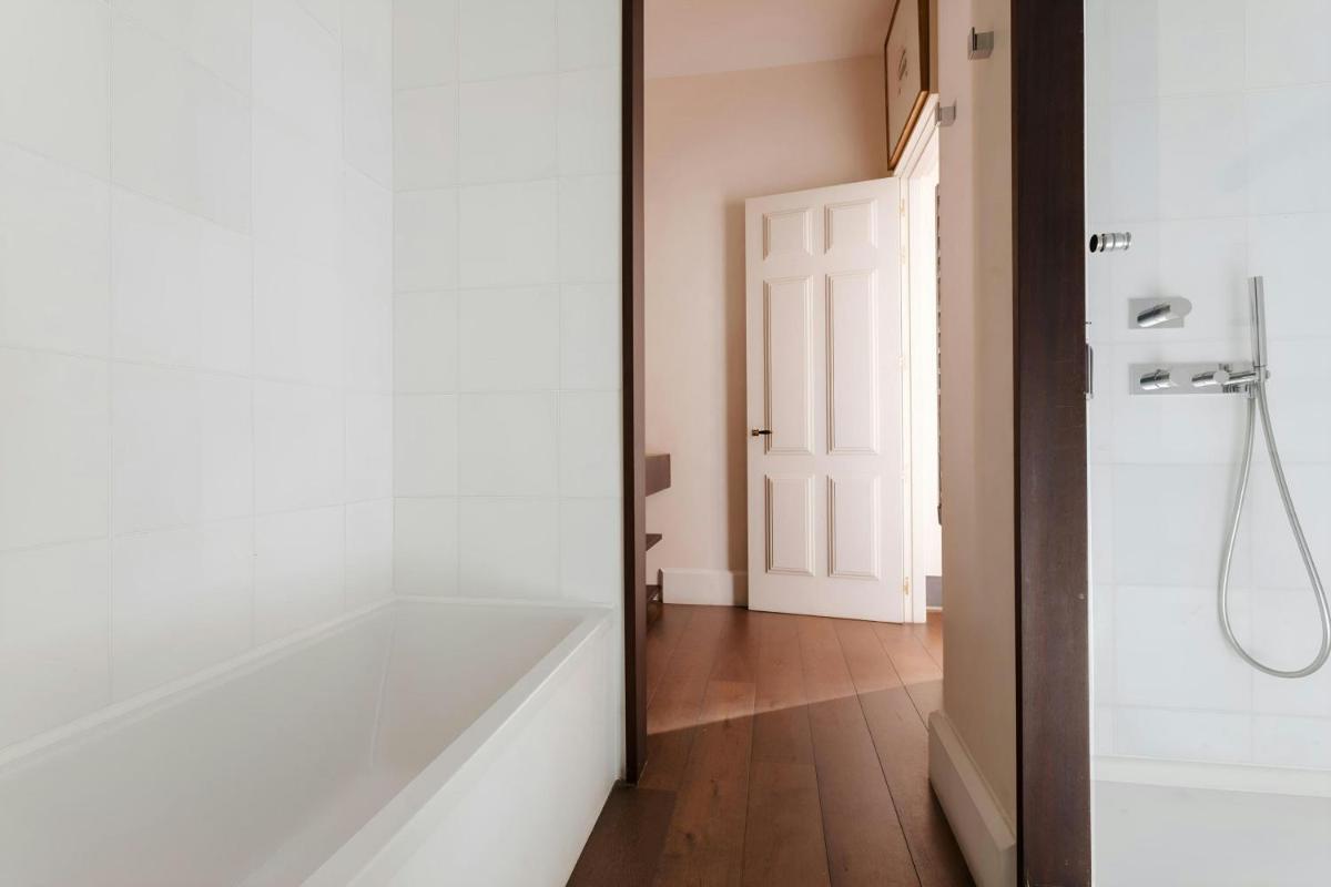 Un baño de DO Plaça Reial Hotel Gothic Quarter, Sonder by Marriott Bonvoy