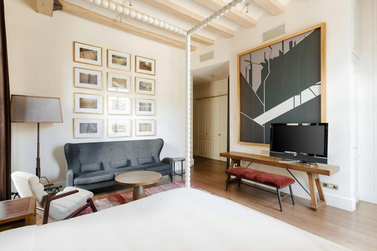 Una sala de estar con un sofá y un televisor. en DO Plaça Reial Hotel Gothic Quarter, Sonder by Marriott Bonvoy, en Barcelona