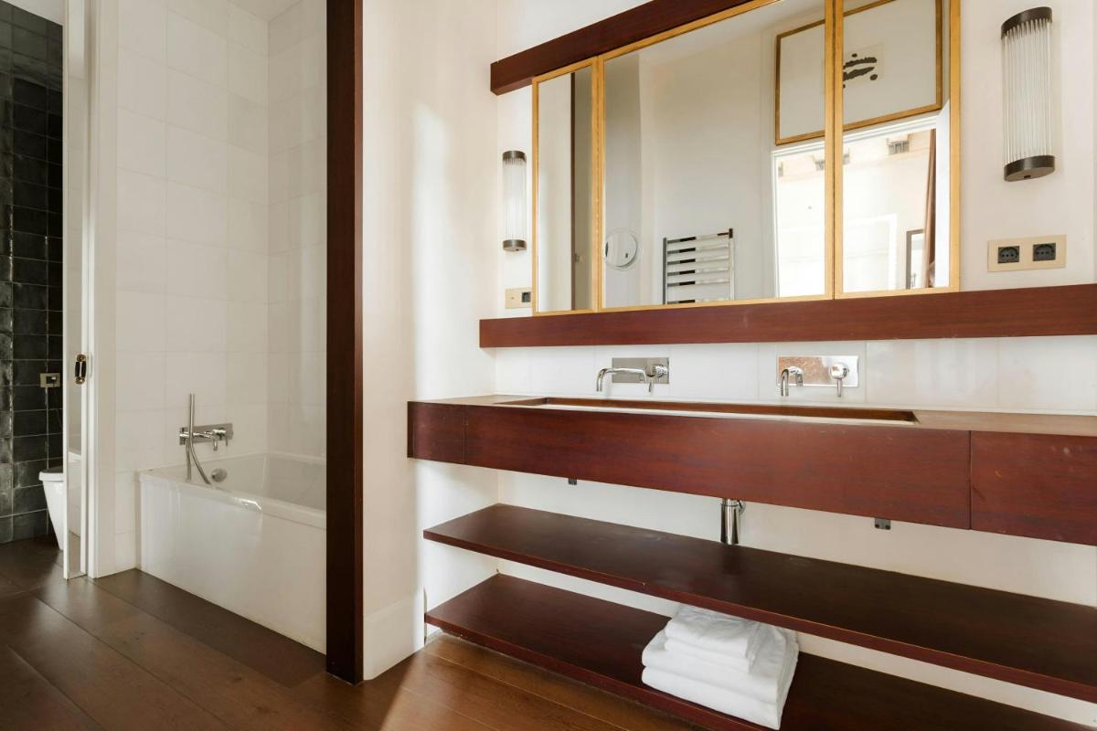 Un baño de DO Plaça Reial Hotel Gothic Quarter, Sonder by Marriott Bonvoy