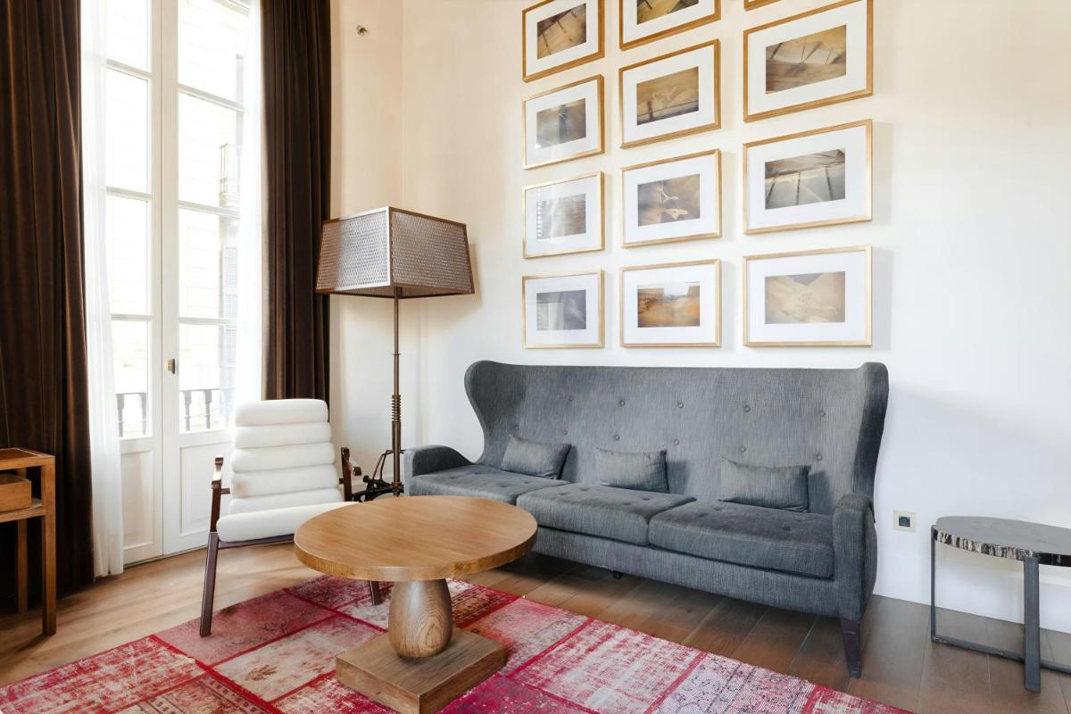 una sala de estar con un sofá y una mesa en DO Plaça Reial Hotel Gothic Quarter, Sonder by Marriott Bonvoy, en Barcelona