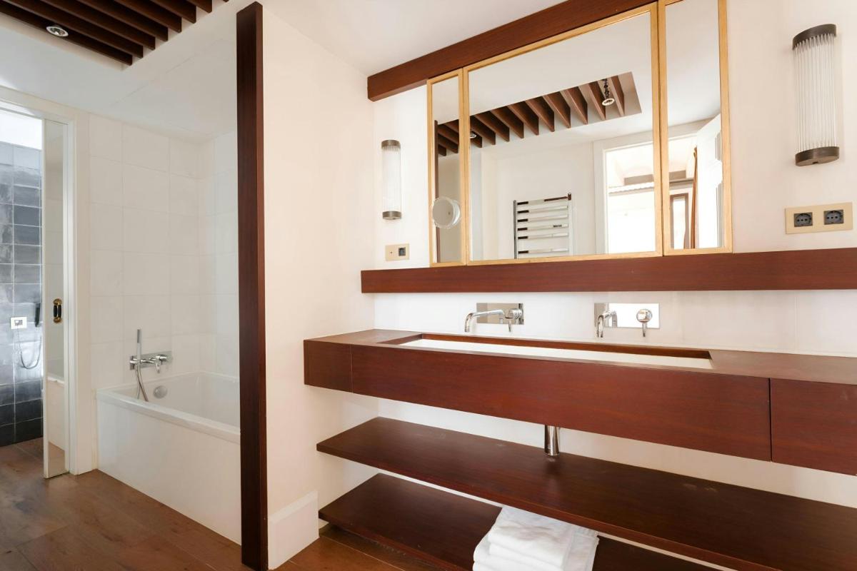 Un baño de DO Plaça Reial Hotel Gothic Quarter, Sonder by Marriott Bonvoy