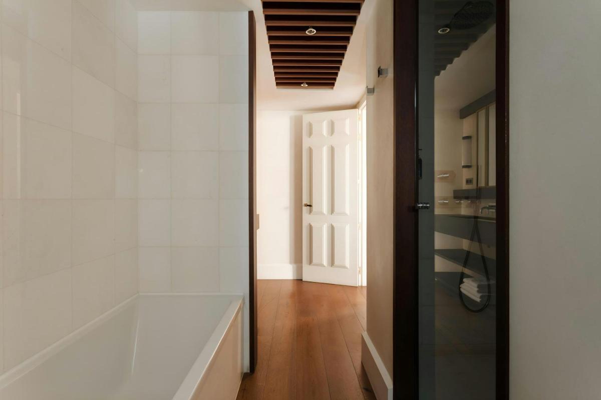 Un baño de DO Plaça Reial Hotel Gothic Quarter, Sonder by Marriott Bonvoy