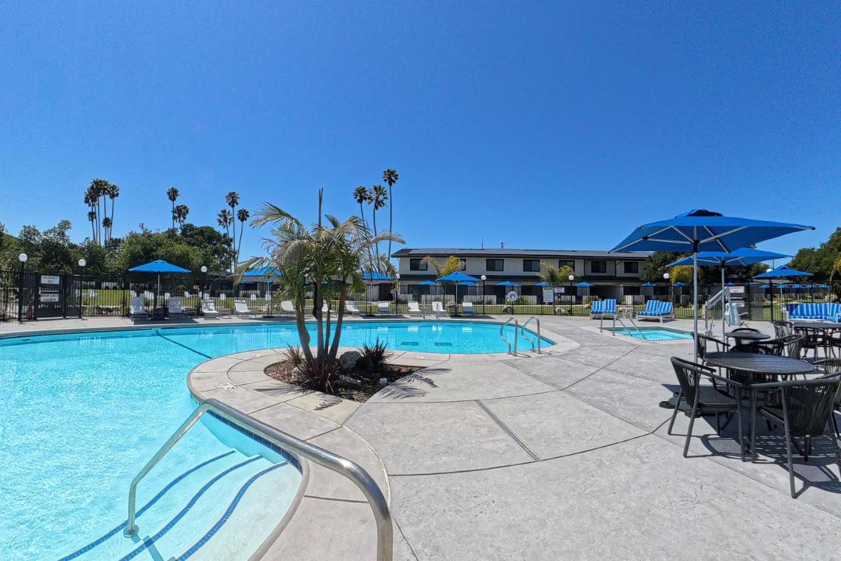 The Village Inn - Housity