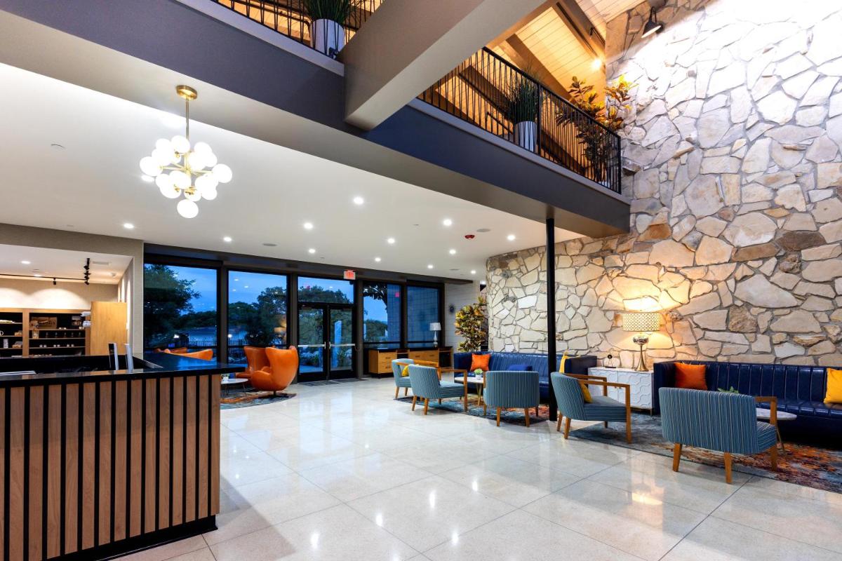 The Village Inn - Housity