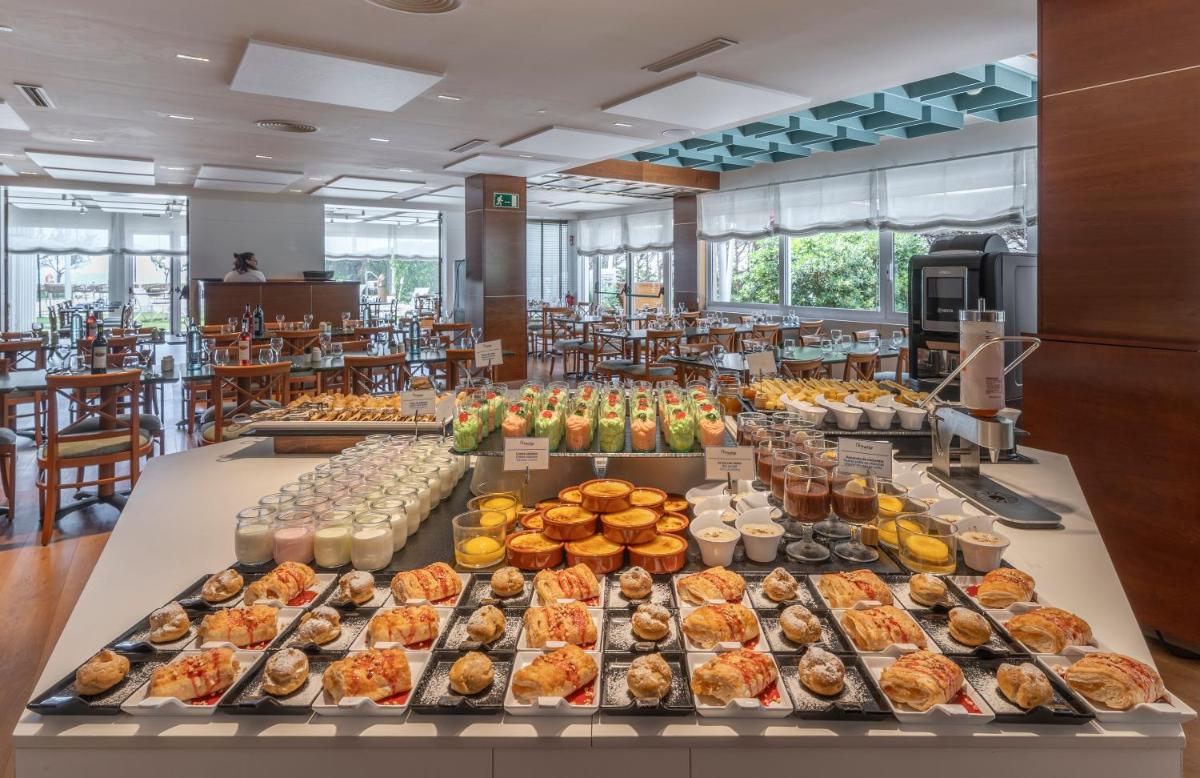 Comida en o cerca de este hotel