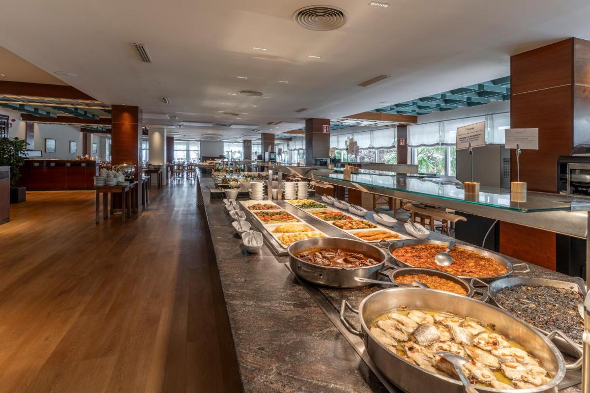 Comida en o cerca de este hotel