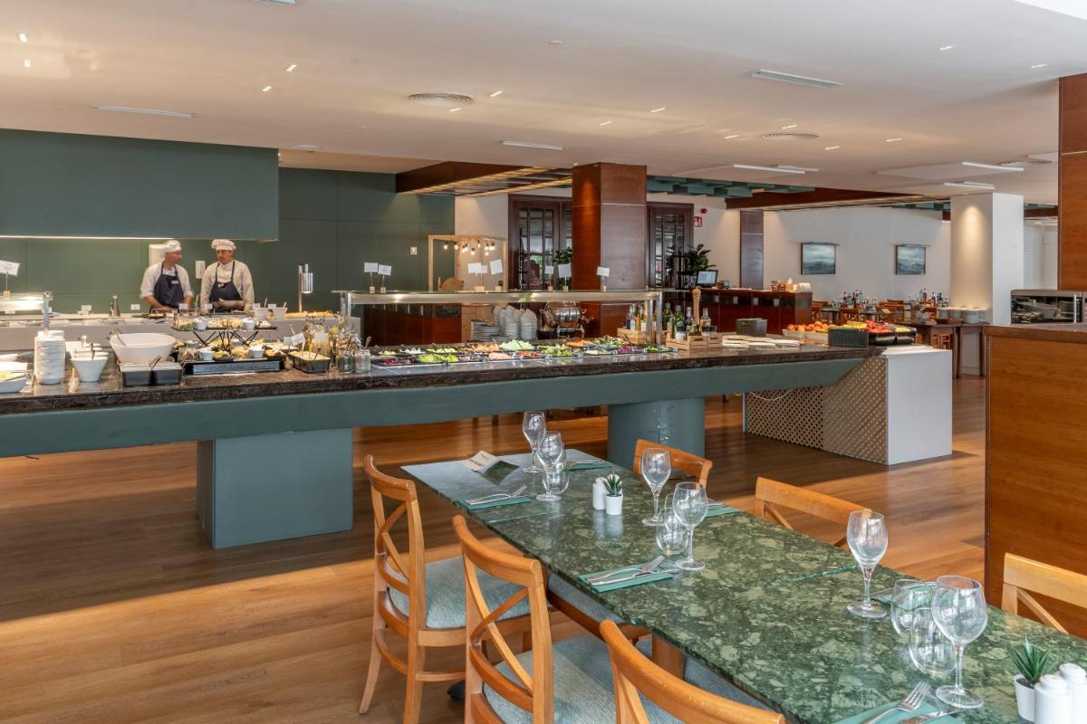 Comida en o cerca de este hotel