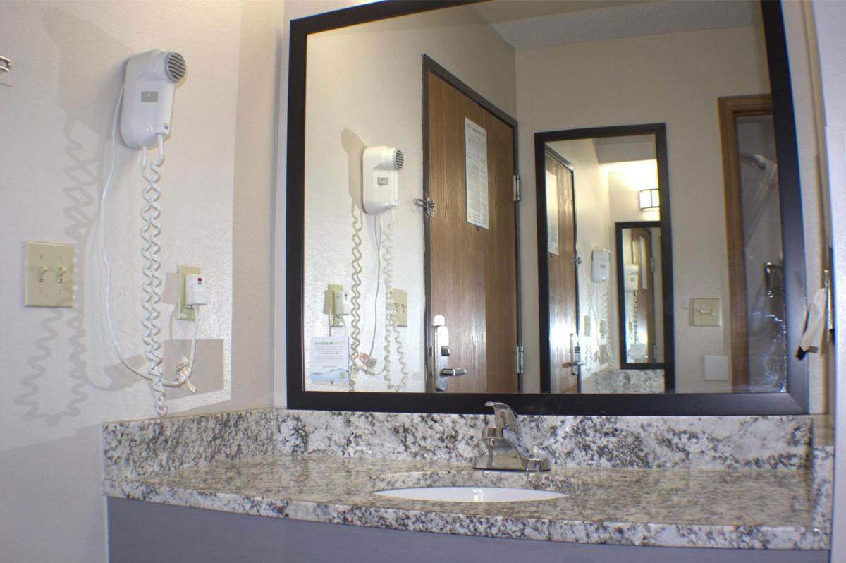 Super 8 by Wyndham Gardner - Housity