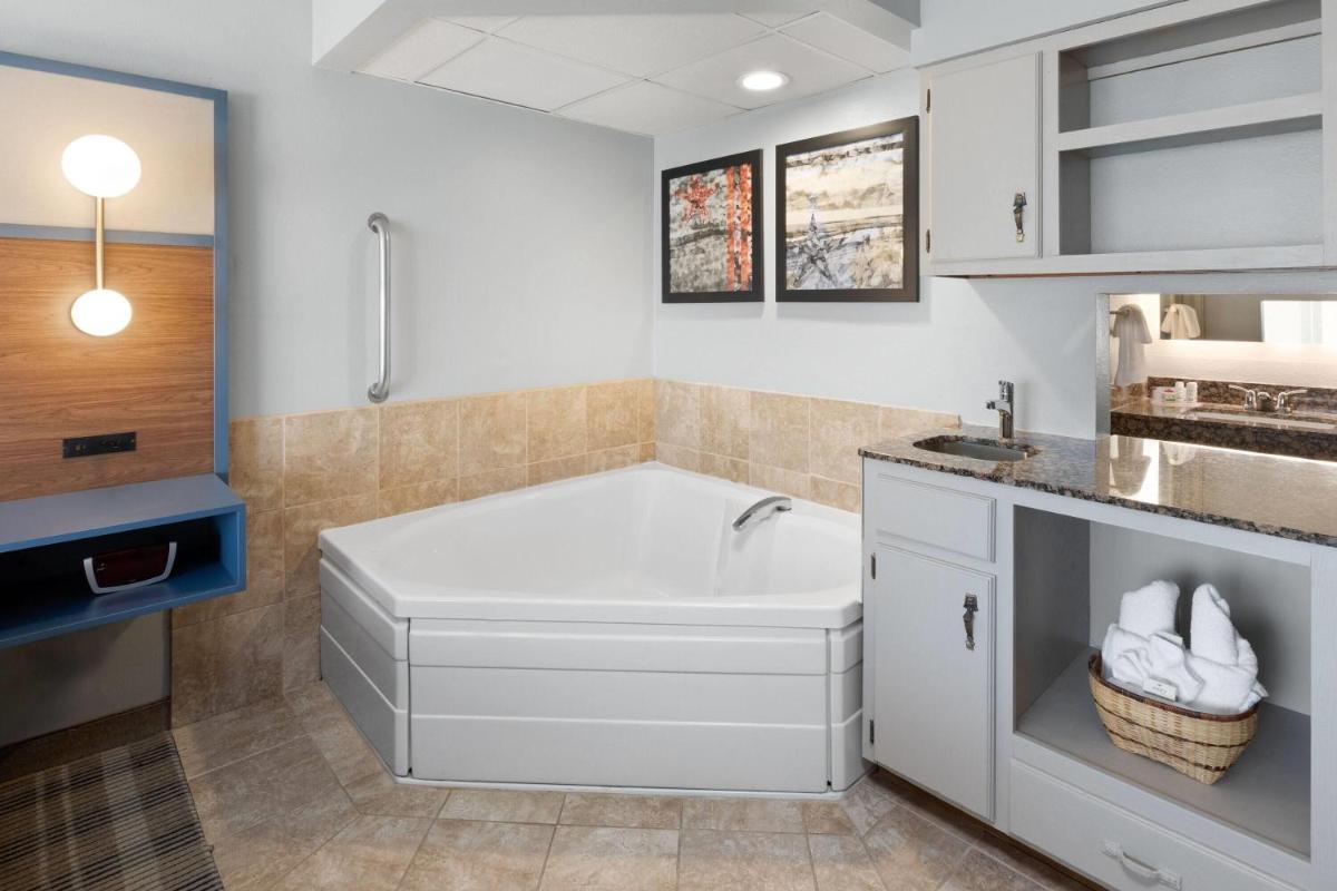 AmericInn by Wyndham Chippewa Falls - Housity