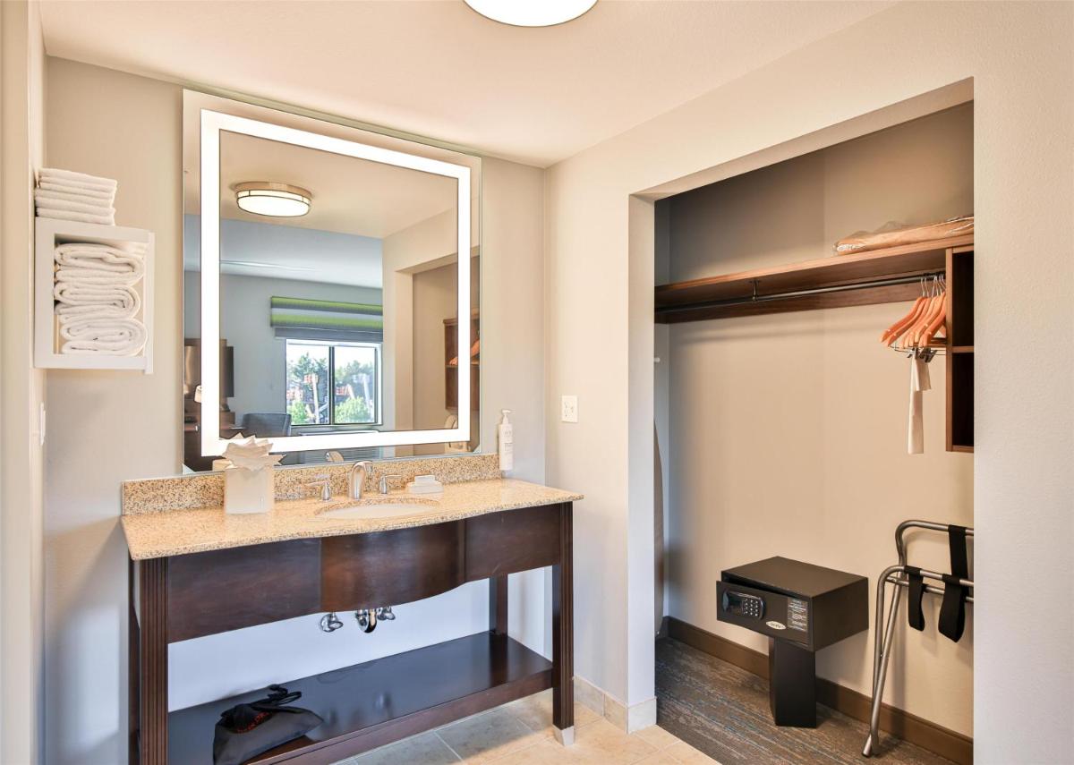 Hampton Inn & Suites by Hilton Seattle/Kent - Housity
