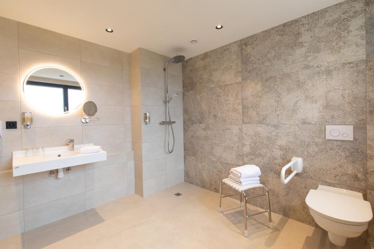Salle de bains dans l'établissement Hôtel Terra Vinum