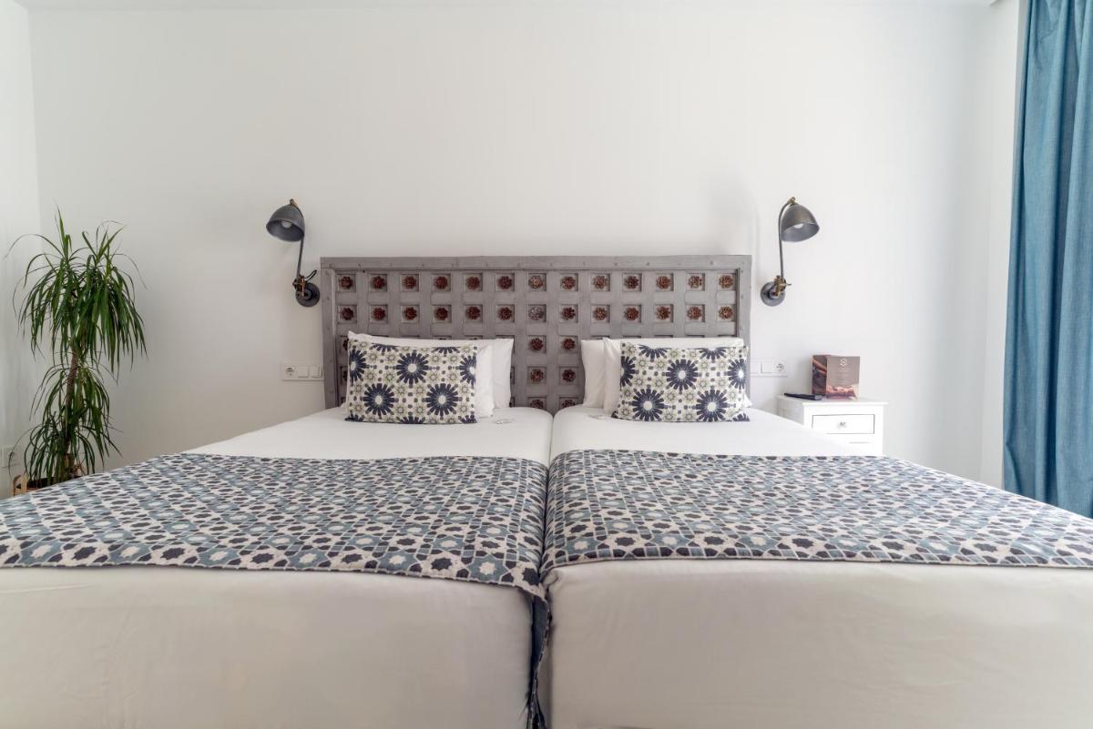 Cama o camas de una habitación en La Residencia Puerto Hotel & Spa