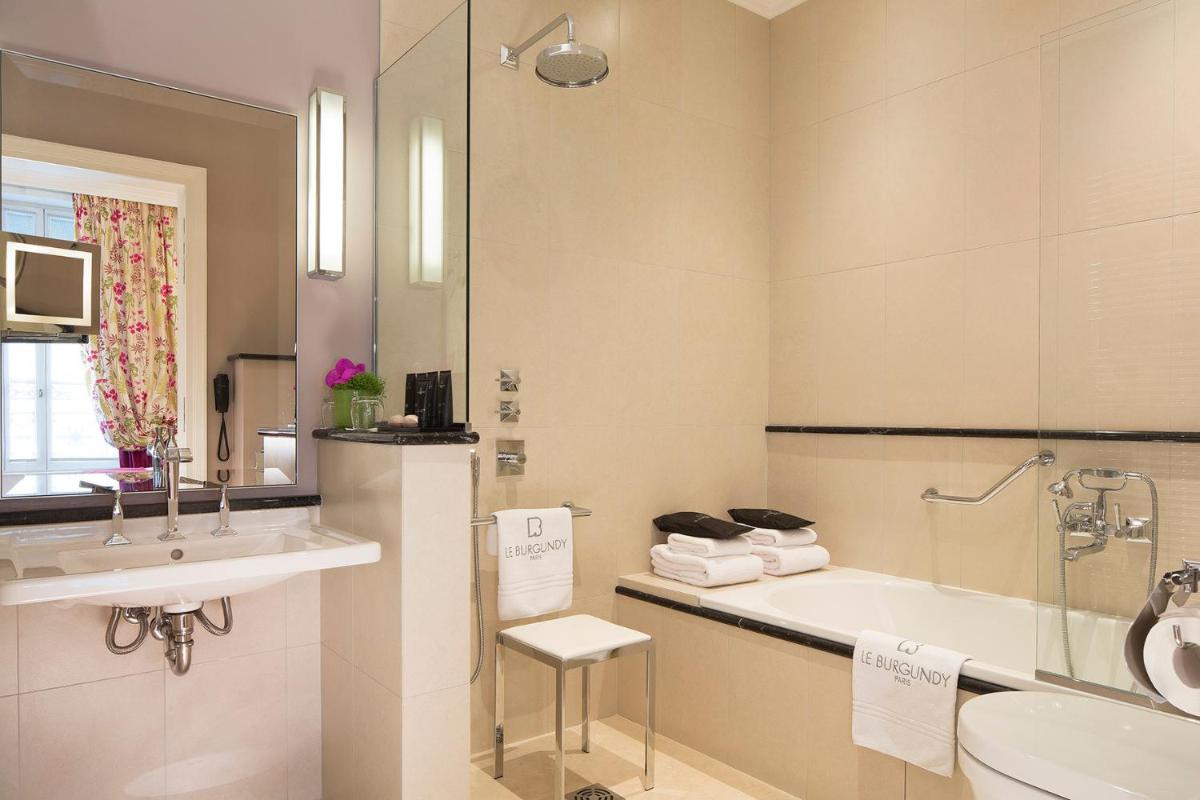 Salle de bains dans l'établissement Le Burgundy Paris