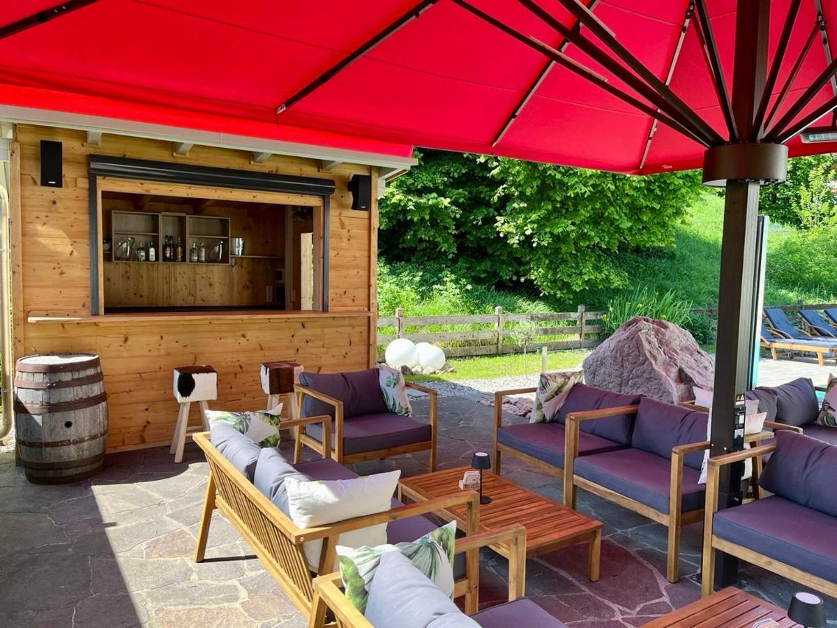 Ein Sitzbereich in der Unterkunft Alpenglühn Apartments - Adult Only
