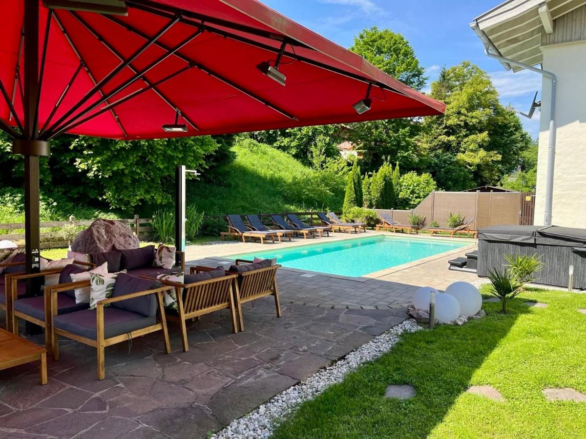 Der Swimmingpool an oder in der Nähe von Alpenglühn Apartments - Adult Only