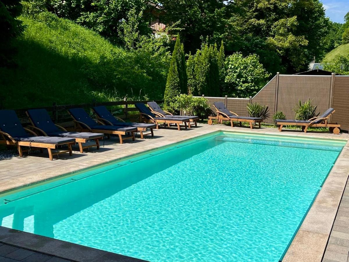 Der Swimmingpool an oder in der Nähe von Alpenglühn Apartments - Adult Only