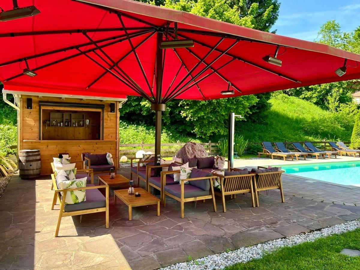 Der Swimmingpool an oder in der Nähe von Alpenglühn Apartments - Adult Only