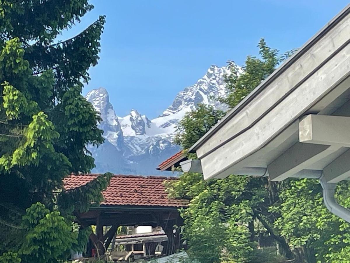 Blick von einem Haus auf einen schneebedeckten Berg in der Unterkunft Alpenglühn Apartments - Adult Only in Berchtesgaden