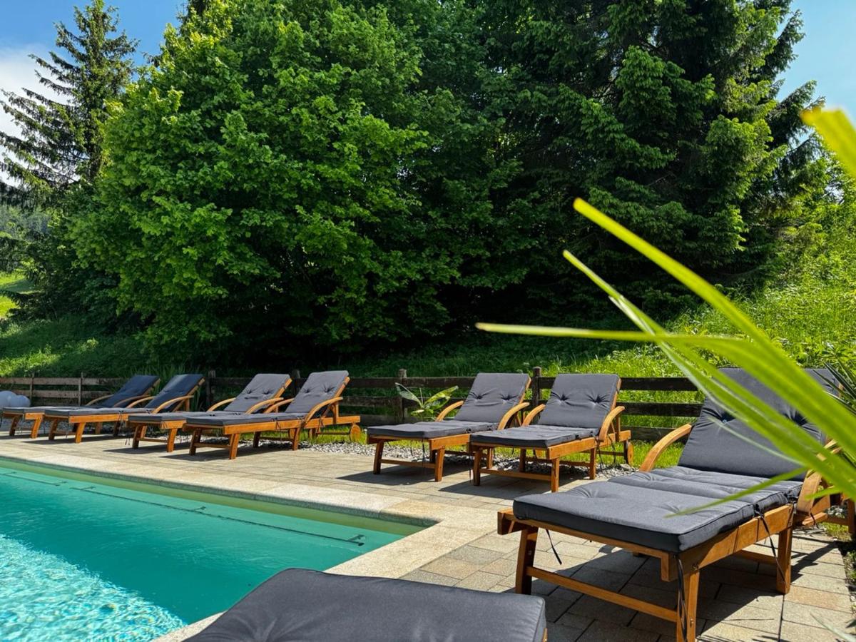 Der Swimmingpool an oder in der Nähe von Alpenglühn Apartments - Adult Only