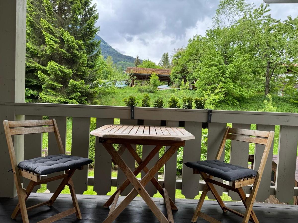 Ein allgemeiner Bergblick oder ein Berglick von des Aparthotels aus
