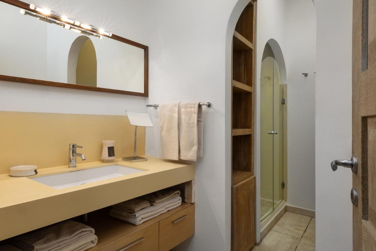 The Square Rooms and Suites - Housity