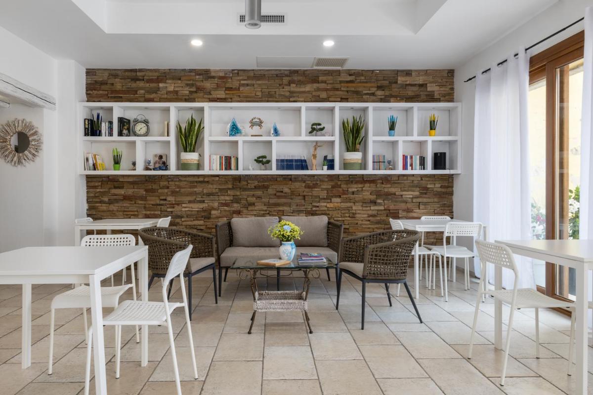 The Square Rooms and Suites - Housity