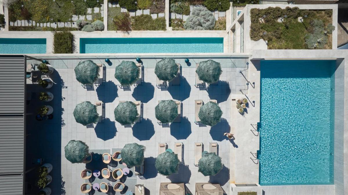 Una vista aérea de una piscina con árboles al lado. en El Vicenç de la Mar - Adults Only - Over 12, en Pollensa