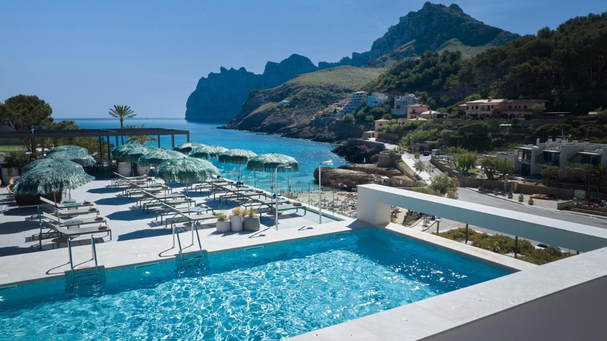vistas a una piscina con sillas y sombrillas en El Vicenç de la Mar - Adults Only - Over 12, en Pollensa