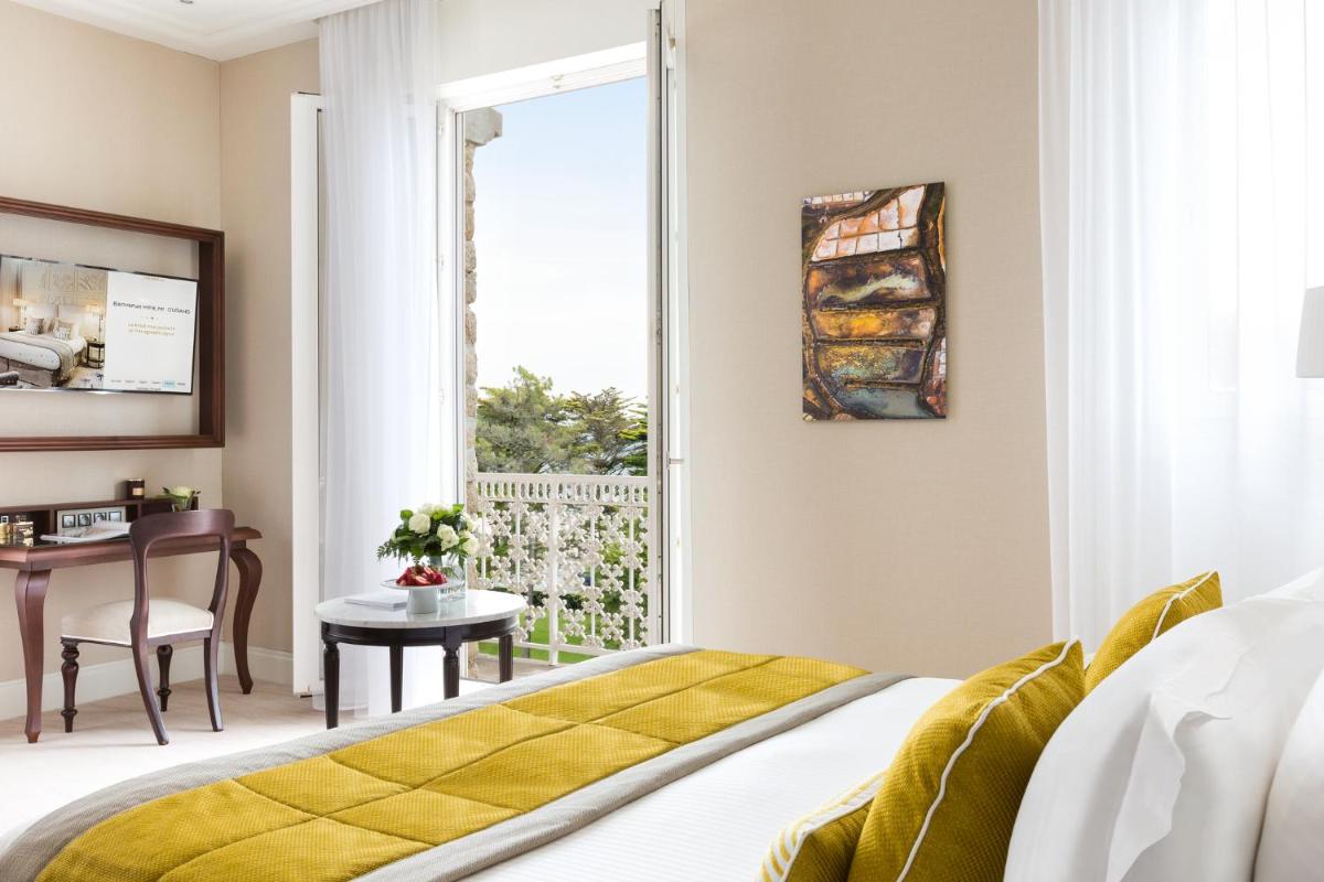 Un ou plusieurs lits dans un hébergement de l'établissement Hôtel Barrière Le Royal La Baule
