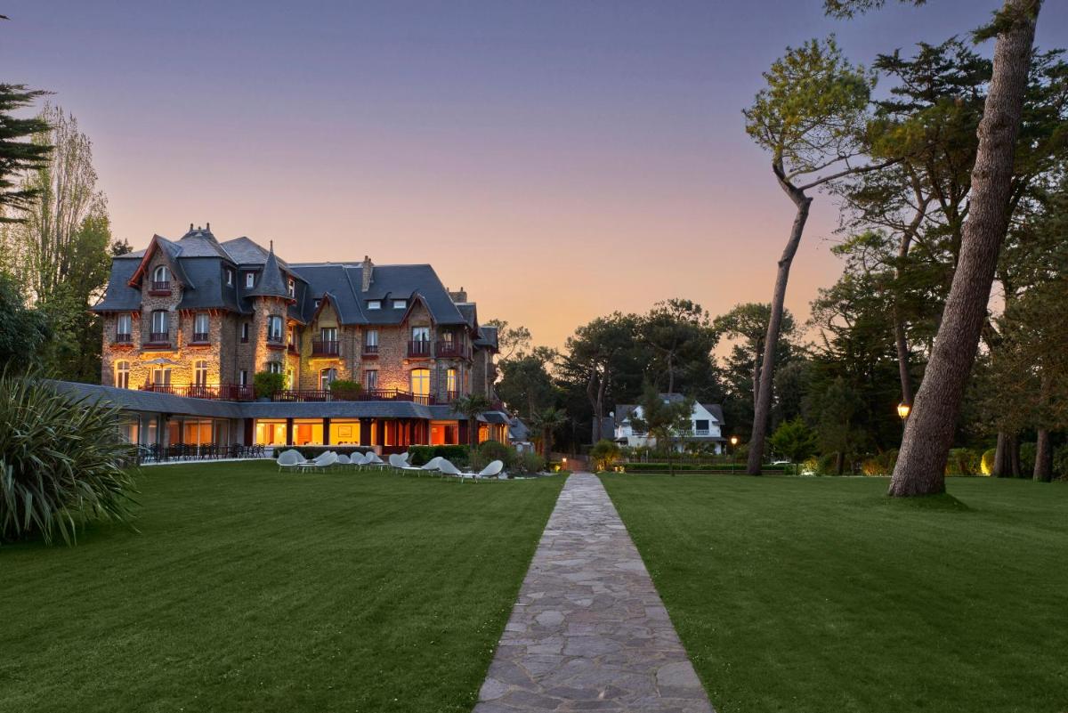 une grande maison avec une pelouse devant dans l'établissement Le Castel Marie Louise, à La Baule
