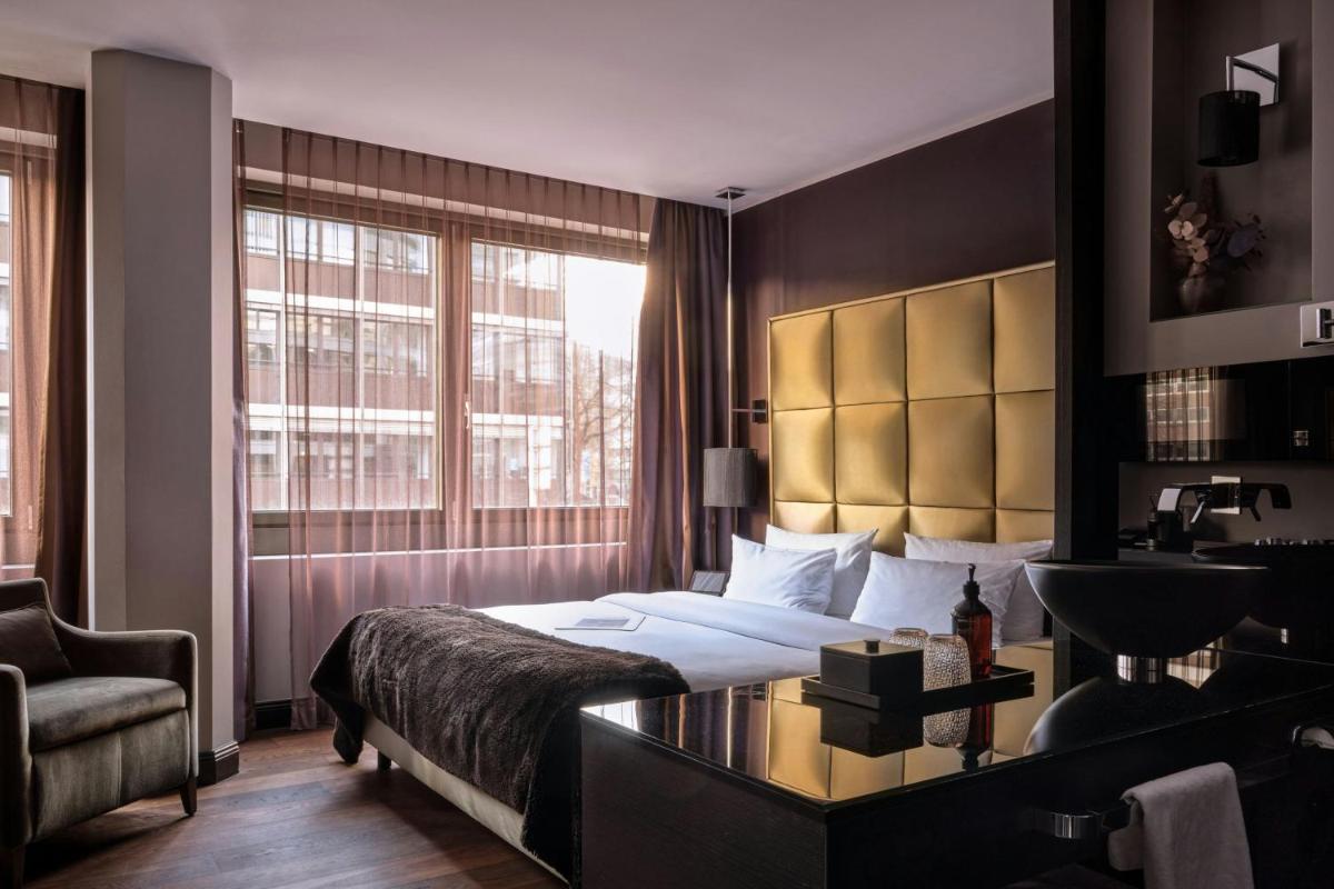 Ein Bett oder Betten in einem Zimmer der Unterkunft Roomers Frankfurt Central, Autograph Collection Ein Bett oder Betten in einem Zimmer der Unterkunft Roomers Frankfurt Central, Autograph Collection