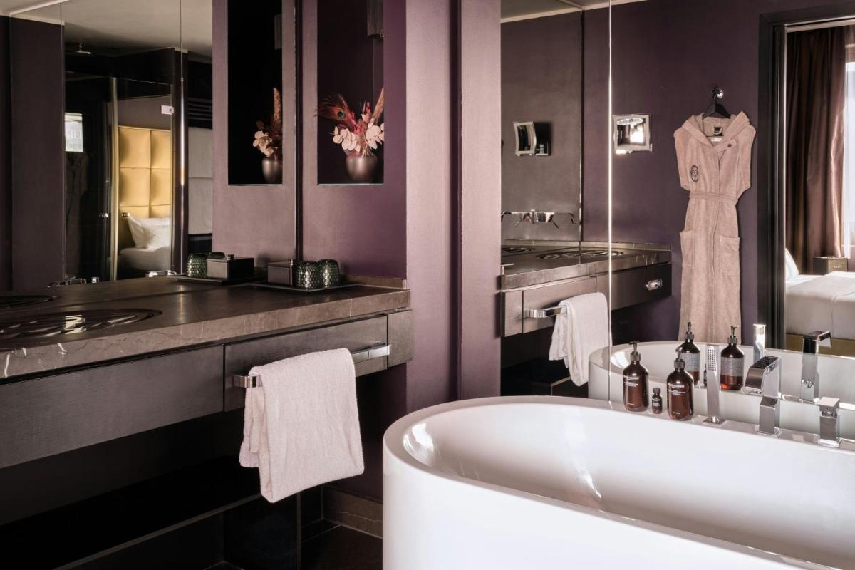 Ein Badezimmer in der Unterkunft Roomers Frankfurt Central, Autograph Collection Ein Badezimmer in der Unterkunft Roomers Frankfurt Central, Autograph Collection