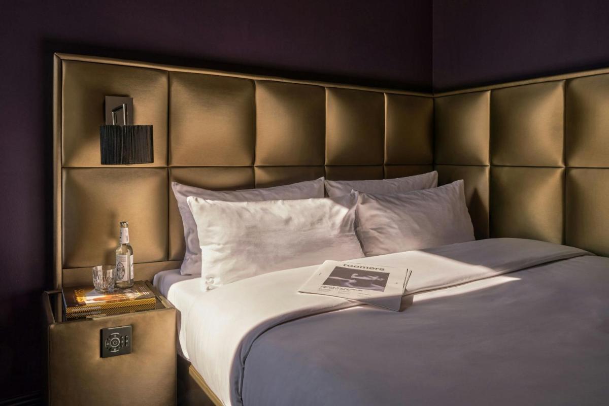 Ein Bett oder Betten in einem Zimmer der Unterkunft Roomers Frankfurt Central, Autograph Collection Ein Bett oder Betten in einem Zimmer der Unterkunft Roomers Frankfurt Central, Autograph Collection