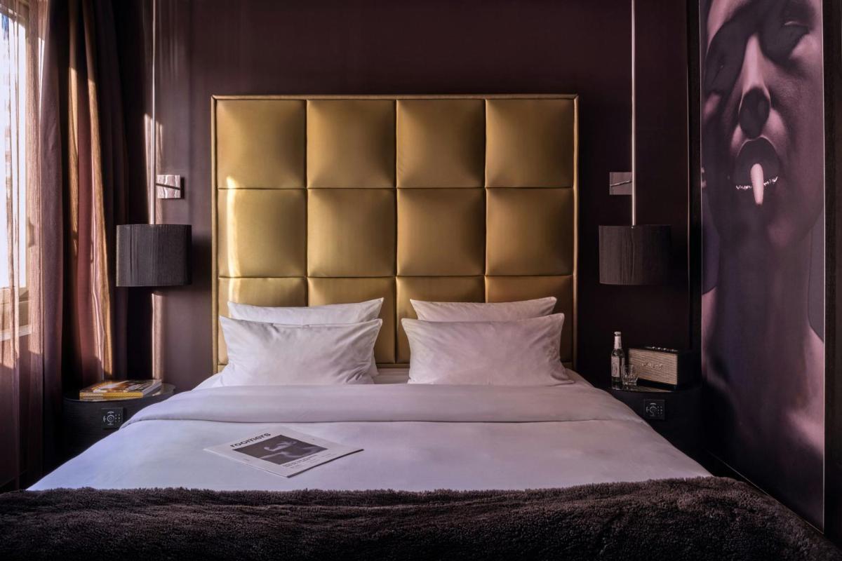 Ein Bett oder Betten in einem Zimmer der Unterkunft Roomers Frankfurt Central, Autograph Collection Ein Bett oder Betten in einem Zimmer der Unterkunft Roomers Frankfurt Central, Autograph Collection