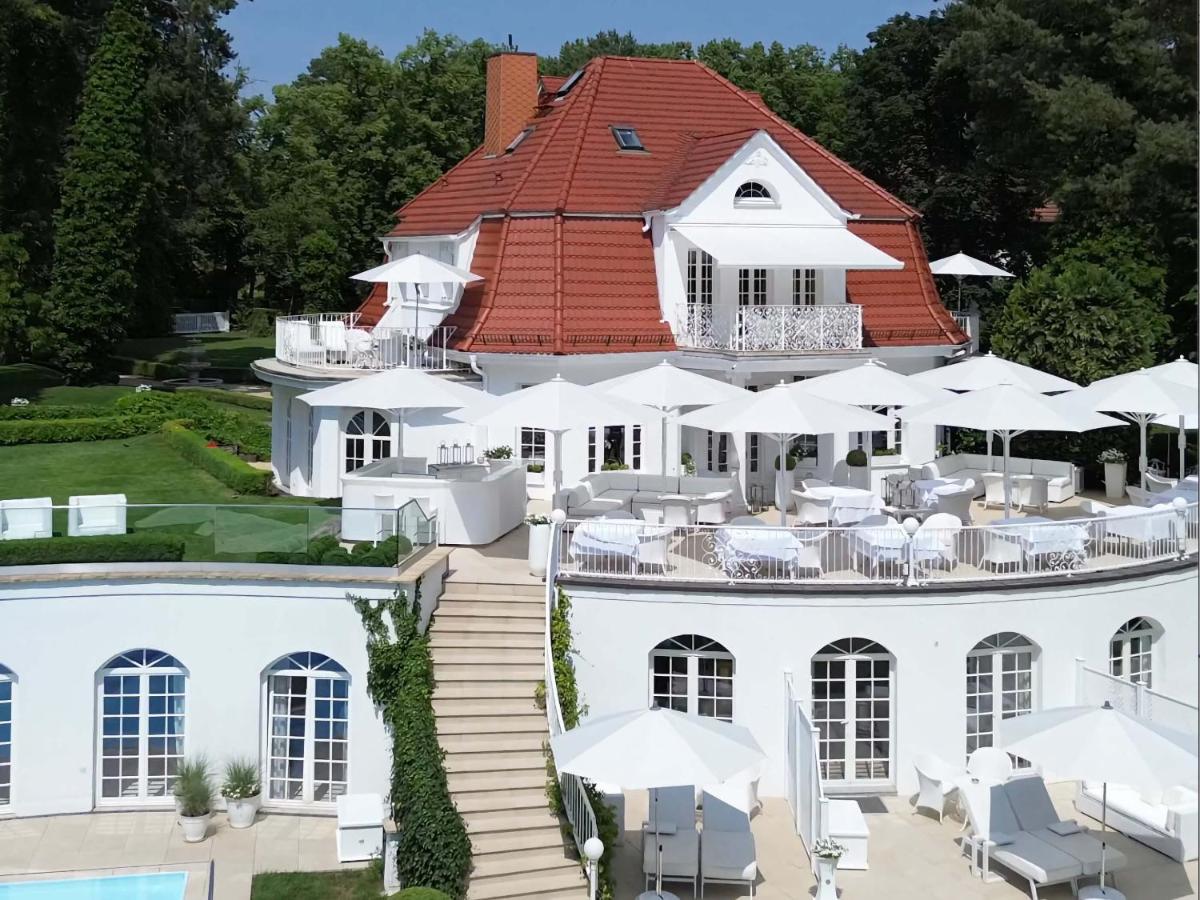 eine Luftansicht eines weißen Hauses mit rotem Dach in der Unterkunft Villa Contessa - Luxury Spa Hotels in Bad Saarow