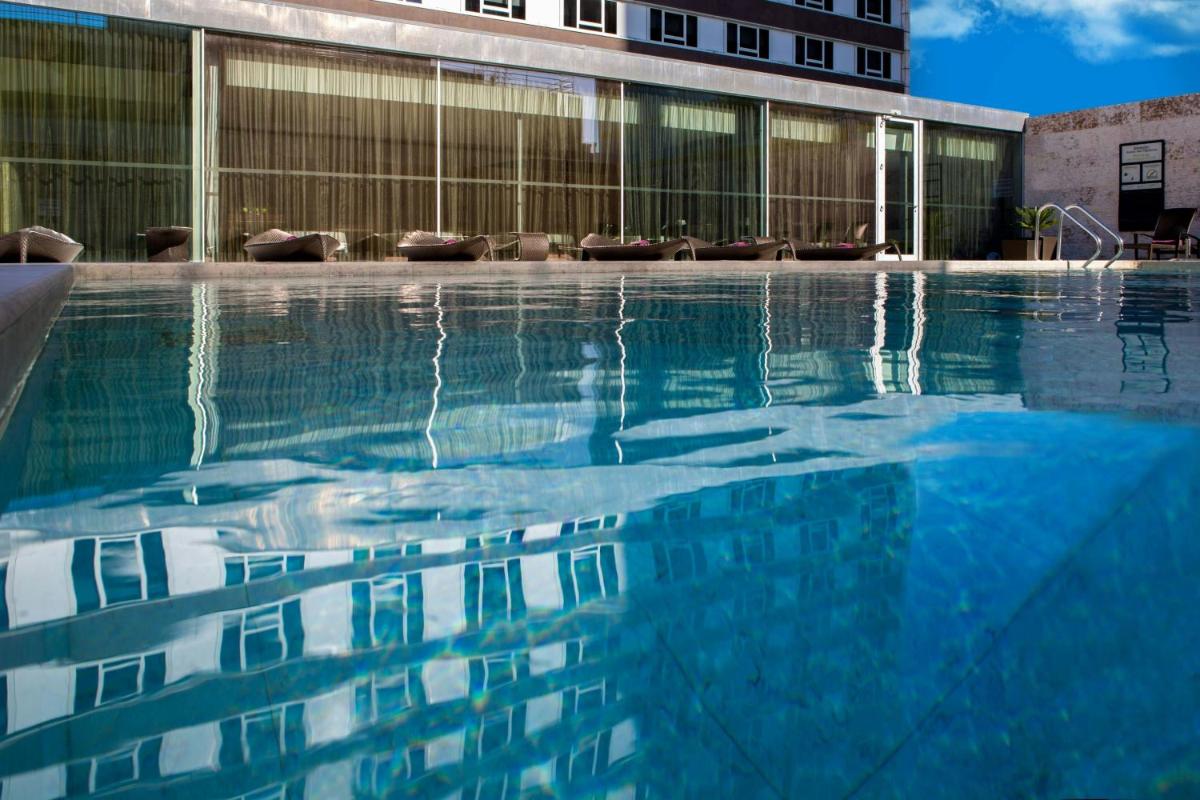 A piscina em ou perto de Sheraton Lisboa Hotel & Spa