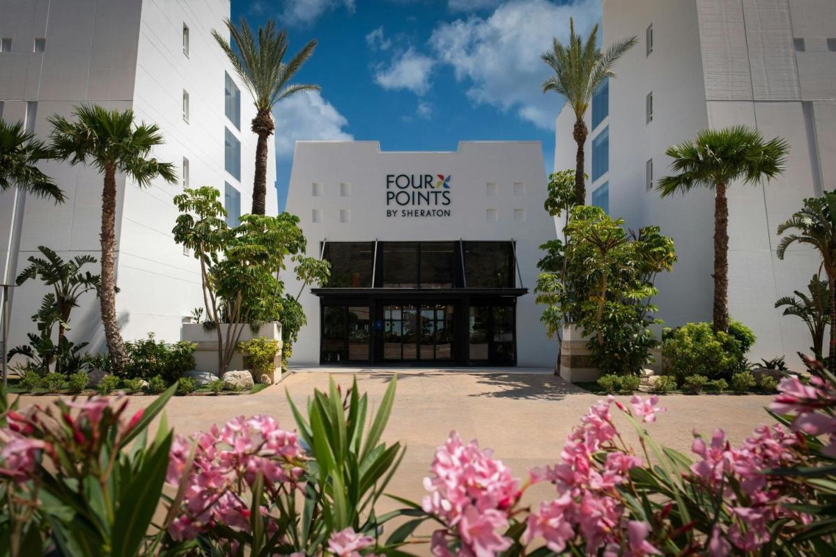 Una vista del frente del hotel Four Points Downtown. en Four Points by Sheraton Costa Blanca Resort, en Benidorm