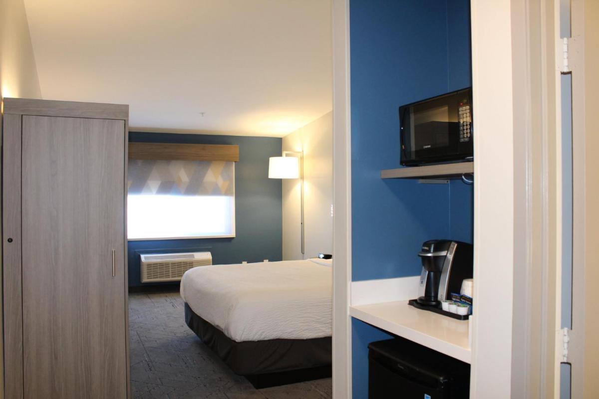 Holiday Inn Express Bakersfield by IHG - Housity