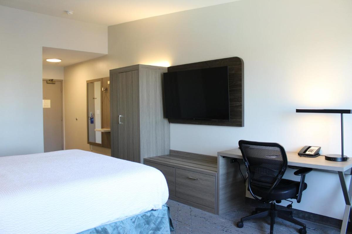 Holiday Inn Express Bakersfield by IHG - Housity