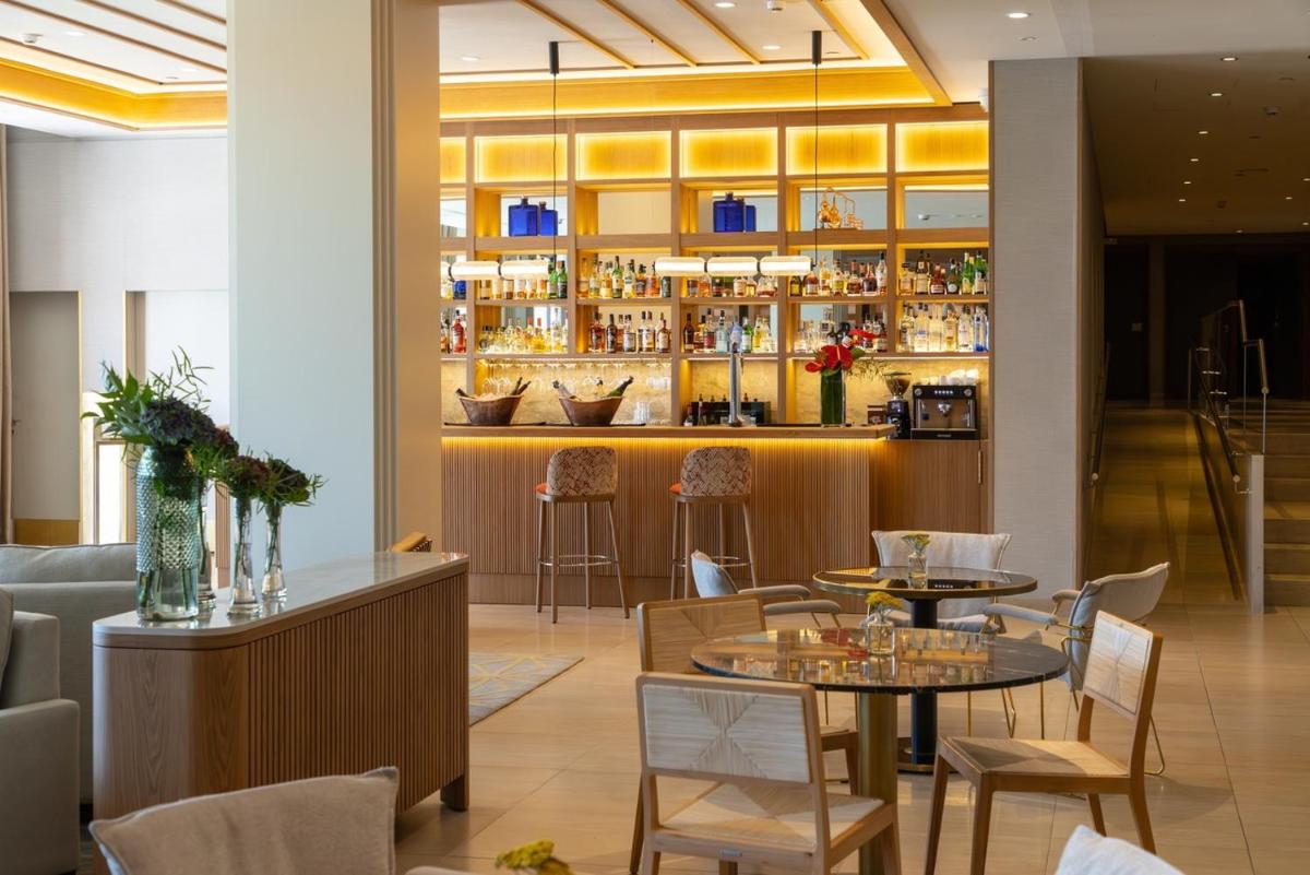 Un restaurante con dos mesas y una barra. en Hotel Miramar Barcelona GL, en Barcelona