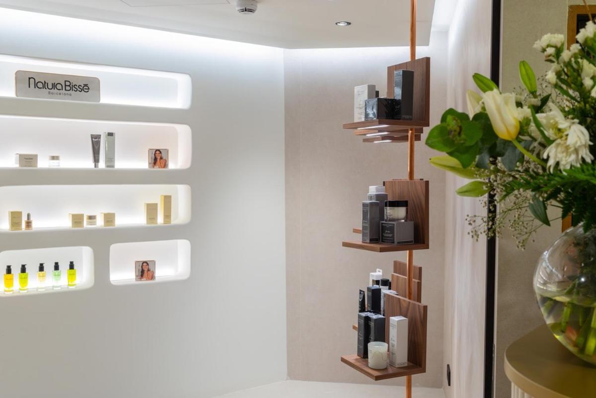Utensilios para hacer té y café en Hotel Miramar Barcelona GL