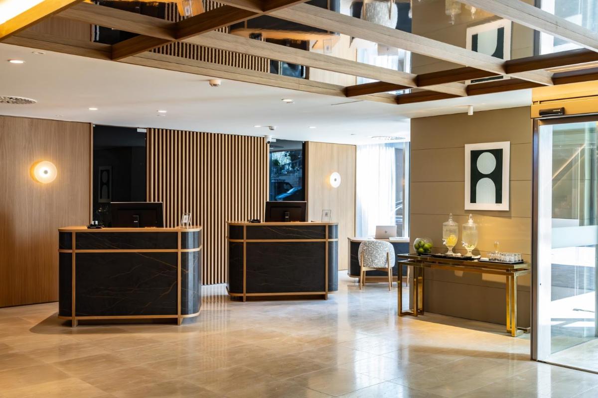 Un vestíbulo con mostrador de recepción en un edificio. en Hotel Miramar Barcelona GL, en Barcelona 52 fotos más