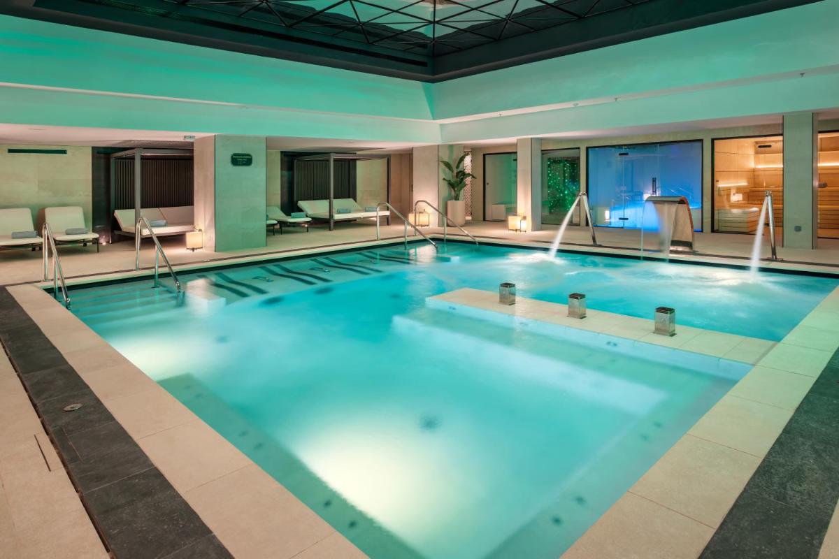 Piscina en o cerca de Catalonia Plaza España Hotel & Spa