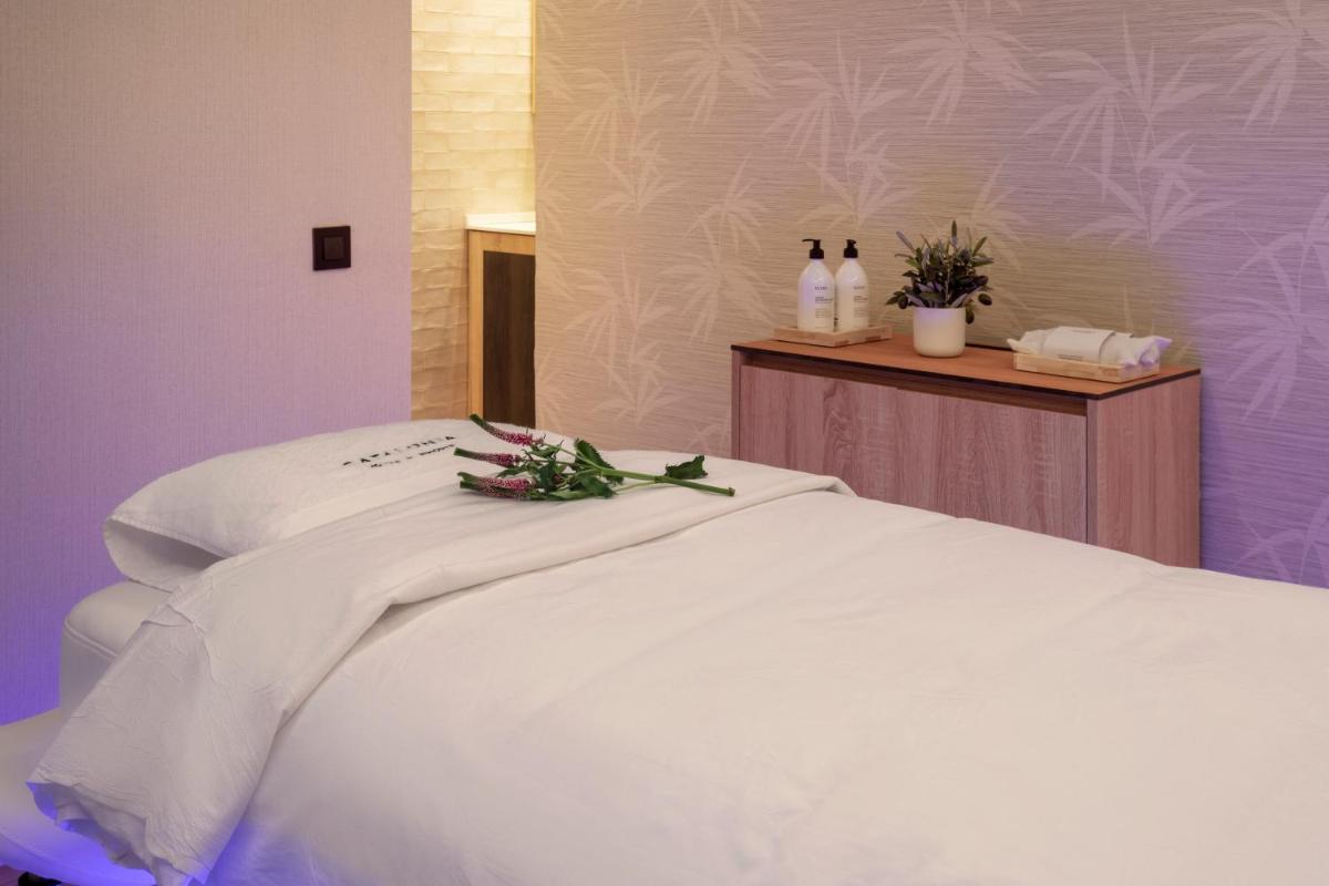 Cama o camas de una habitación en Catalonia Plaza España Hotel & Spa